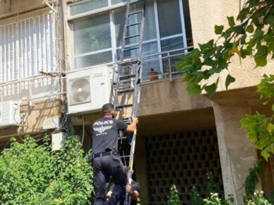 Полицейские проникли через окно в квартиру и нашли в ней наркотики, деньги и боеприпасы
