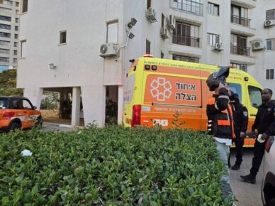В районе далет 70-летняя женщина упала со второго этажа жилого дома